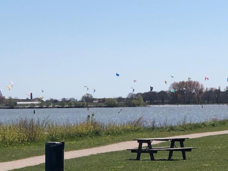 Вилла Gezellige Pipo Met Grote Schommel Aan Het Water Медемблик Экстерьер фото