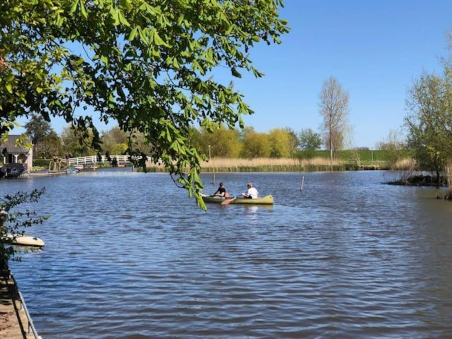 Вилла Gezellige Pipo Met Grote Schommel Aan Het Water Медемблик Экстерьер фото